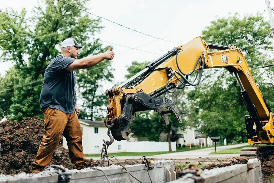 Embrich service expert assisting excavator