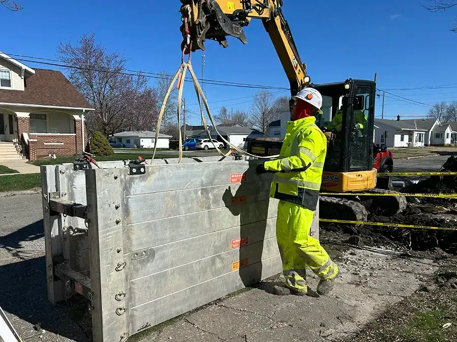 Embrich service expert assisting fork lift