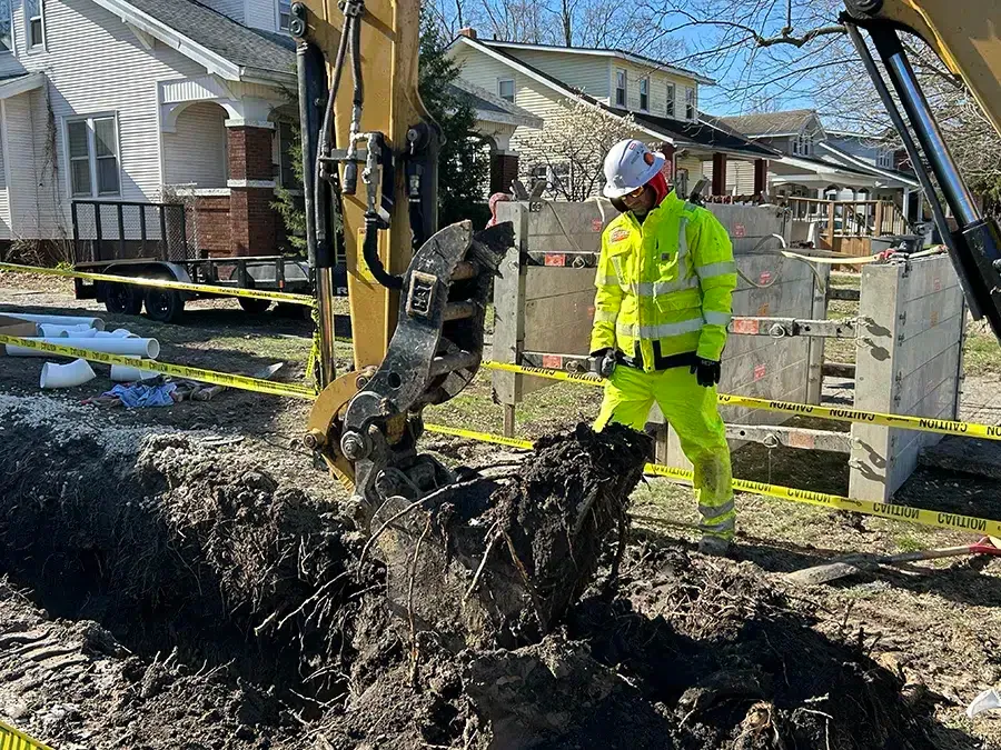 Embrich service expert monitoring sewer trench repair