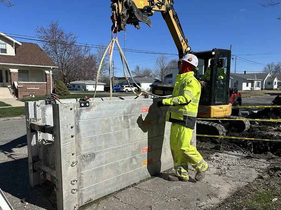 Embrich service expert assisting fork lift